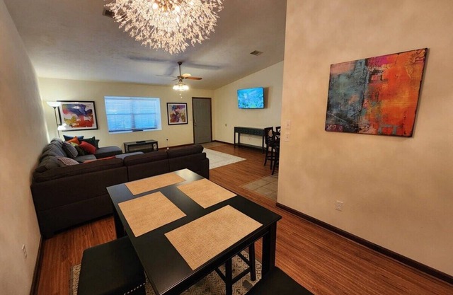 2BR 2BA Only 3 miles to the Capitol Near Park Ave