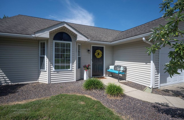 2BR/2Bth, walking to Holiday World. Outdoor grilling area. Family Friendly!