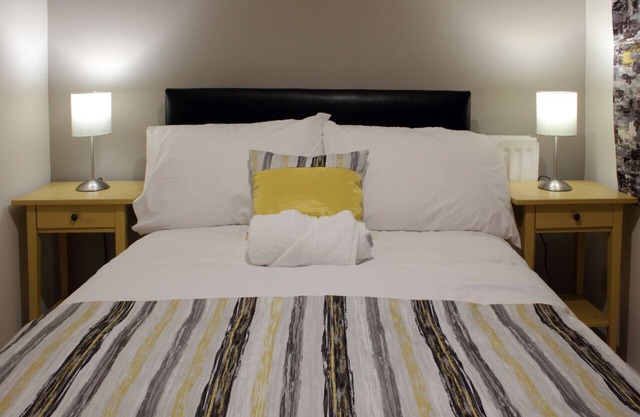 2BR Apt Near Shops, Resto w/free parking