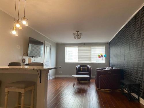 2BR Chic Downtown ATL Condo w Free Parking LM602