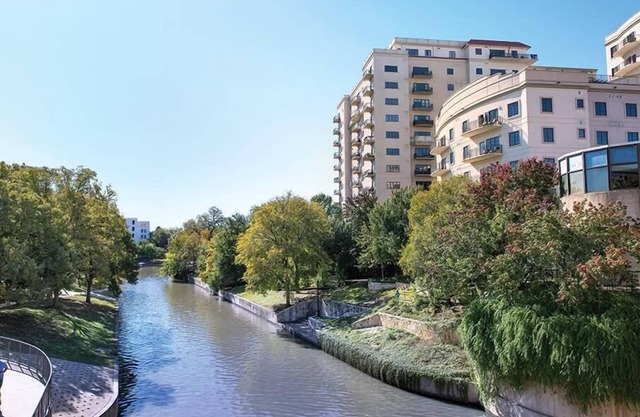2BR Deluxe River Walk + Skyline Views
