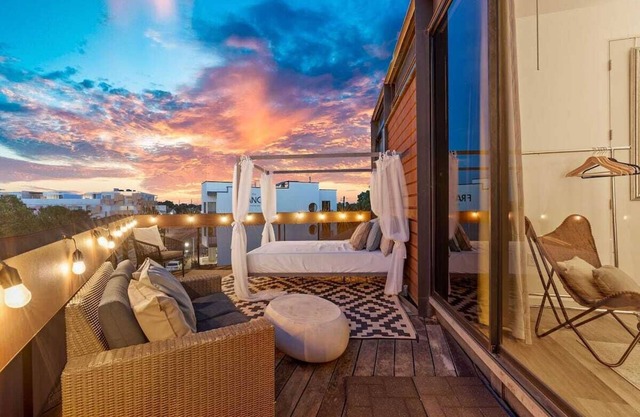 2BR Designer Condo East Downtown Austin