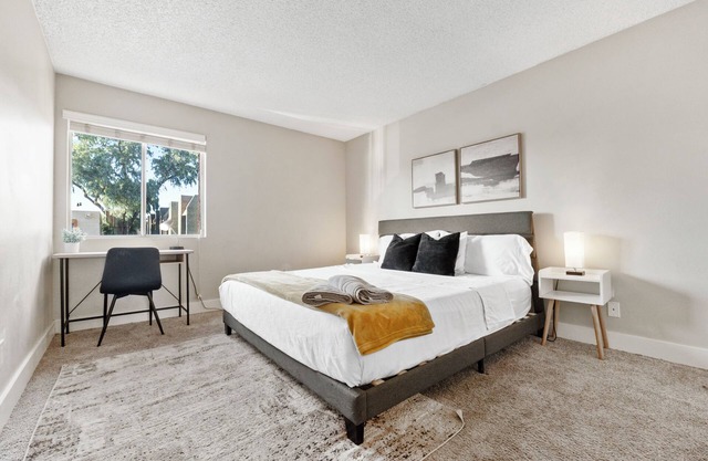 2BR - Gym - Pool - Great For Mid/Long Stays