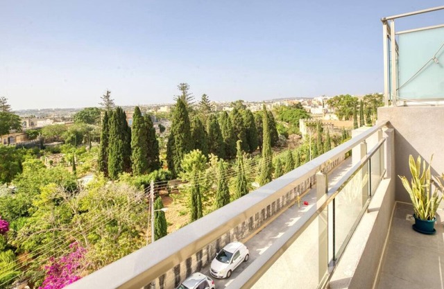 2BR home with Outdoor Dining & Greenery Views