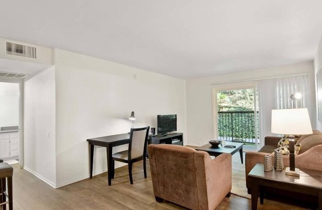 2BR in Bloomington | Spacious | Pet-Friendly