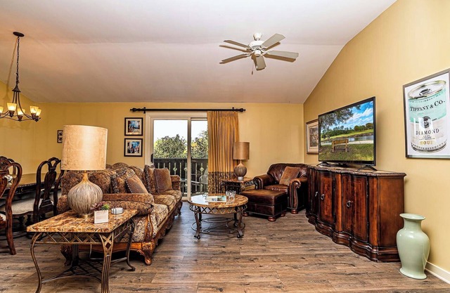 2BR- King- Pool/hot tub- 2-balconies- sleeps 6- near historic district