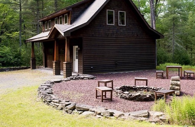2BR Modern Cottage on 13 Private Acres