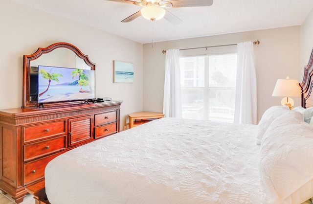 2BR w/Heated Pool, Kayaks & Beach Access