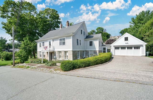 3,000 sq ft Downtown Mystic House, Private Backyard & Parking