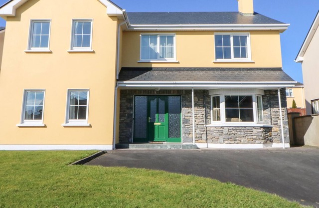 3 BAILE ON TOOREEN, with a garden in Killorglin, County Kerry