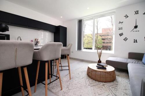 3 Bdr Apartment Spacious & Central Free Wifi