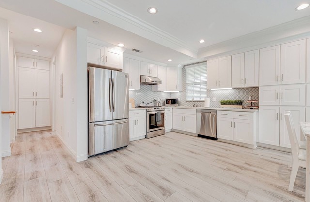 3 BDRM 3BA Townhome in Prime Pasadena with Private Parking