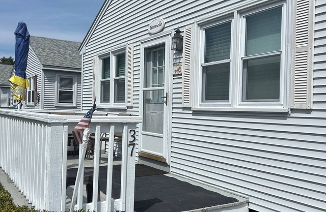 3-Bdrm Cottage Minutes Walk Between York’s Long & Short Sands Beach with Pool