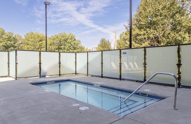 3 Bed/2 Bath Sparrowhawk Lodge-TopFloor-Creekside