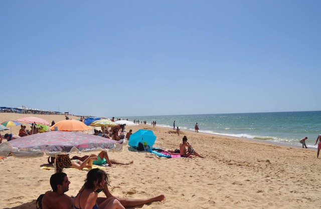 3 Bed Apartment with large pool, bar & restaurant. Walk to beach & restaurants