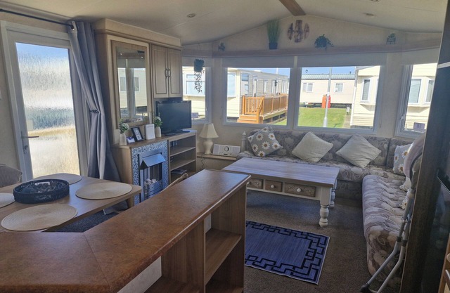 3 Bed Caravan -Sleeps 8 - Pool-Beach