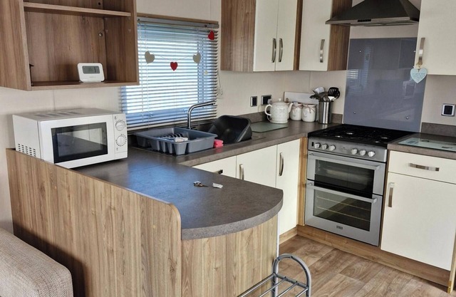 3-Bed Caravan - Sleeps 8 - Pet Friendly - Pool