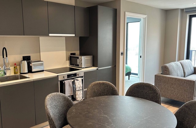 3 Bed Flats near Station & City Centre - Sleeps 6