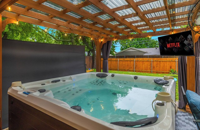 3-Bed Haven - 6 pple Hot tub, King bed, Pool & ping pong table, Grill, Fire pit
