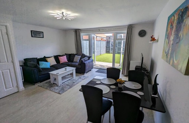 3 Bed House 10 minutes to beach