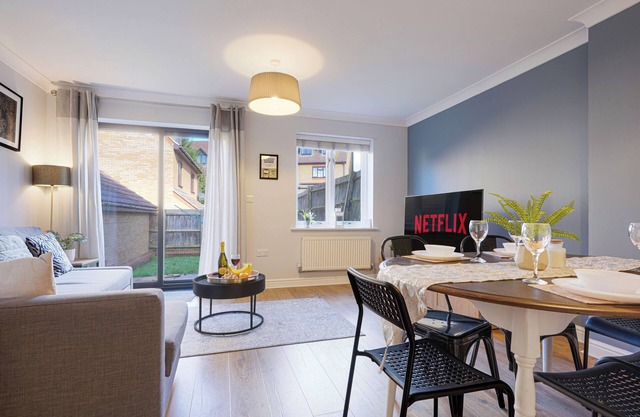 3 Bed House - Sleeps 7 - Garden - Parking - Wifi