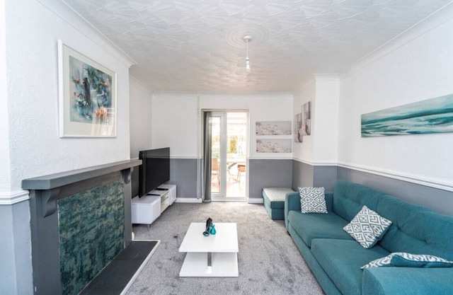 3 Bed House - Sleeps 5 - Pets - Garden - Parking