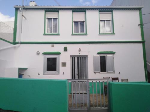 3 Bed House Sleeps 6 with Pet-Friendly Garden