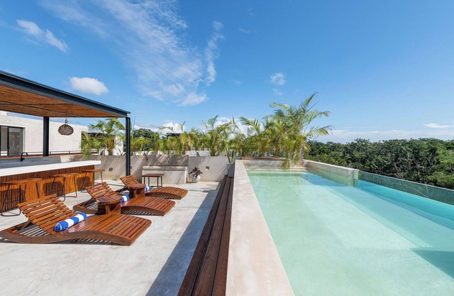 3-Bed Panoramic Penthouse Private Rooftop Pool Terrace Jetted Dip Pool