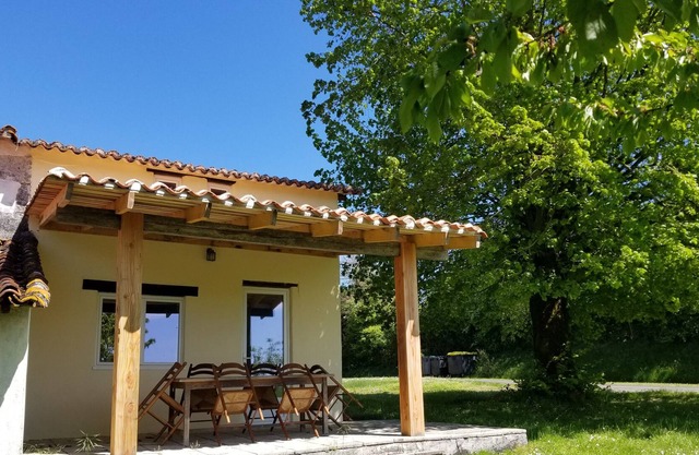 3-bed rural retreat with private patio and shared use of large pool & play-barn
