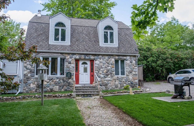 3 Bedroom 2 Bath Carriage House. Pet Friendly!