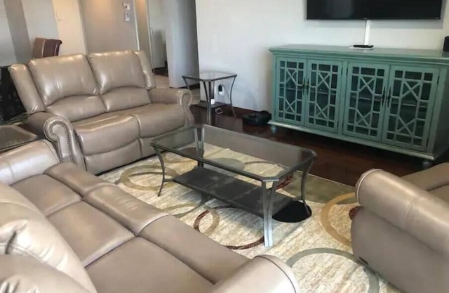 3 Bedroom/3 bath/2 car garage High Rise in Midtown on 9th floor