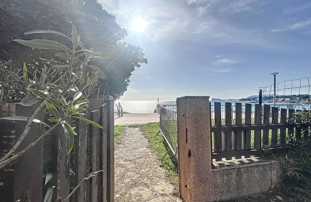 3-bedroom apartment with garden, direct beach access