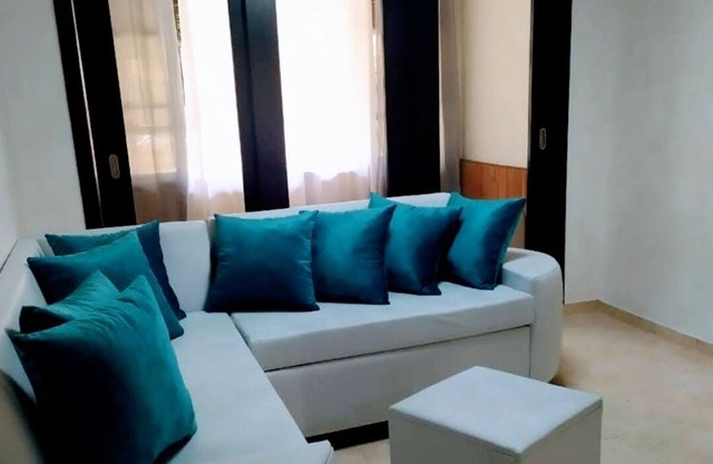 3 bedroom apartment, free parking. Next to the American Embassy.