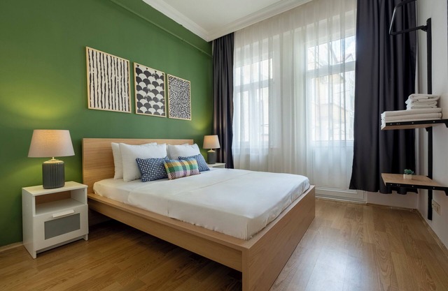 3-bedroom apartment with 2 bathrooms in enchanting Istanbul with AC, WiFi