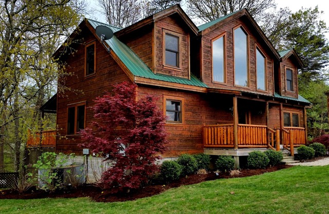 3 BEDROOM CABIN IN GATED COMMUNITY CLOSE TO FALL CREEK FALLS STATE PARK!