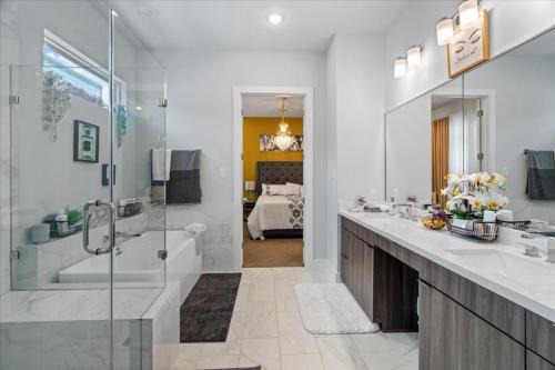 3 Bedroom Exclusive Getaway at Houston Galleria
