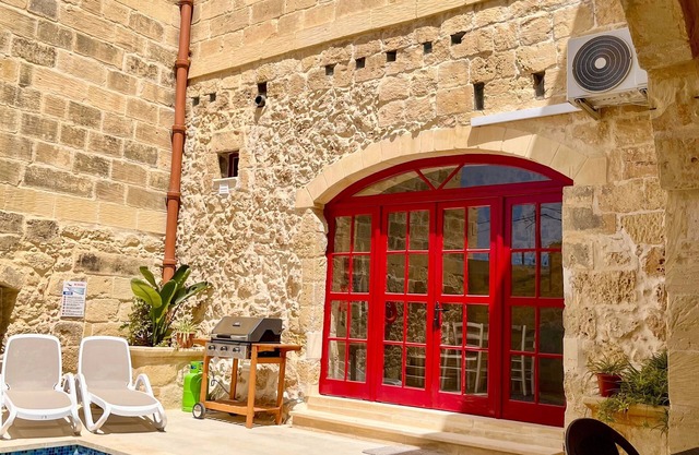 3 bedroom farmhouse with private pool