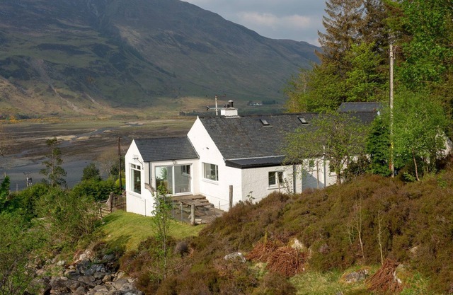 3-bedroom Highland Cottage with panoramic views across mountains and Loch Duich