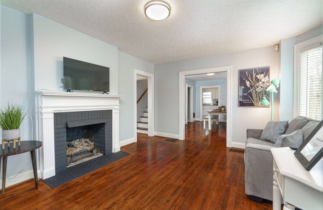 3 Bedroom house close to downtown and the airport with an amazing deck.