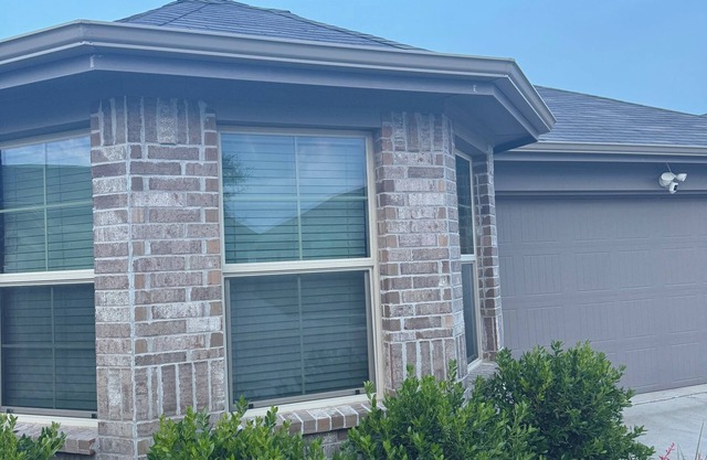 3-bedroom house in welcoming Justin with WiFi, AC. Enjoy your stay