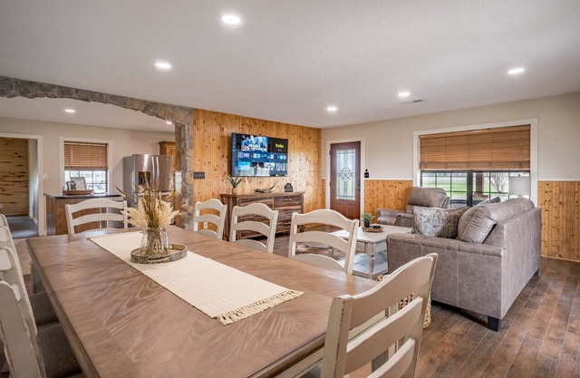 3 Bedroom House w/Outdoor Entertainment Area & Horse Accommodations