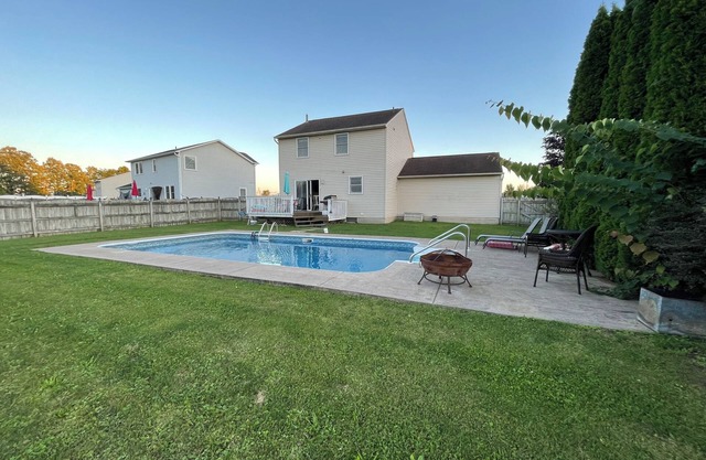 3 bedroom house with fenced in yard and pool close to Syracuse