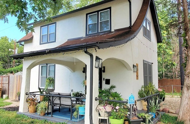 3-bedroom Modern home in welcoming Topeka with WiFi, AC