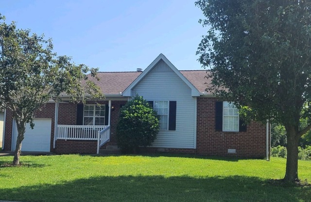 3 bedroom ranch on the pond, close to Downtown & Old Hickory Lake. Pool.