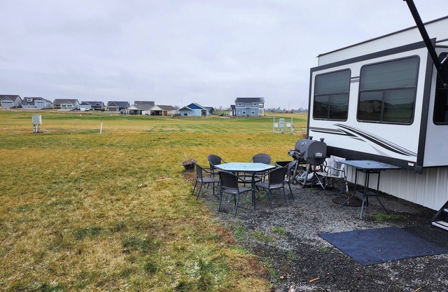 3-bedroom RV in charming mardon resort on the golf course. Pets ok with AC, WiFi