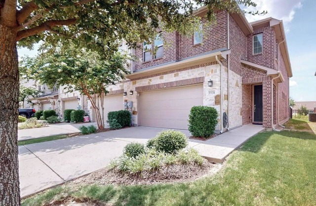 3-bedroom townhome in The Colony with yard