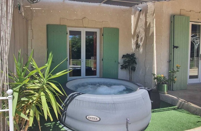 3-bedroom villa, sleeps 6 in the village of Eyguières near the Alpilles mountains