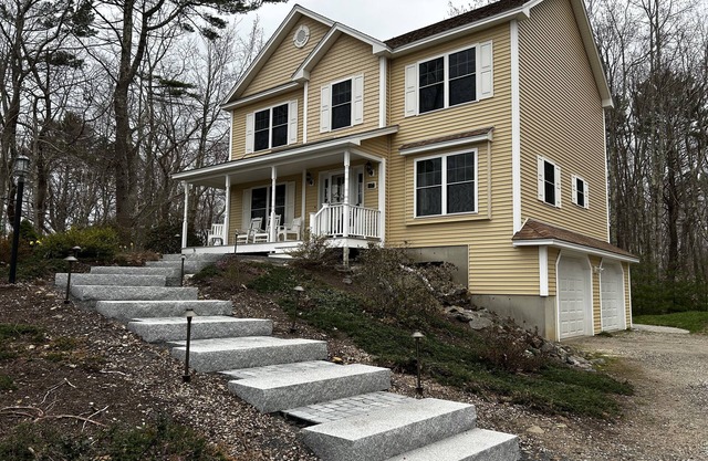 3 bedroom with views: walk to the 3.5 mile long sandy Fortunes Rocks Beachn