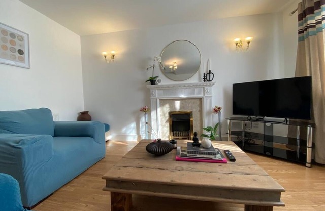 3 bedrooms home, 7min to subway with free parking