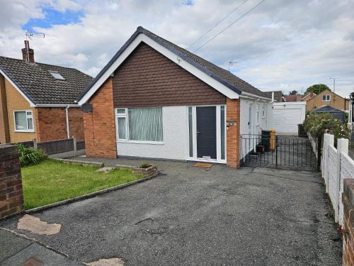 3-Beds Sleeps 6 Walking distance to Castle & Town